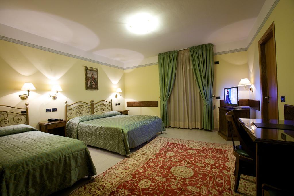 Campiglione Hotel Assis Quarto foto