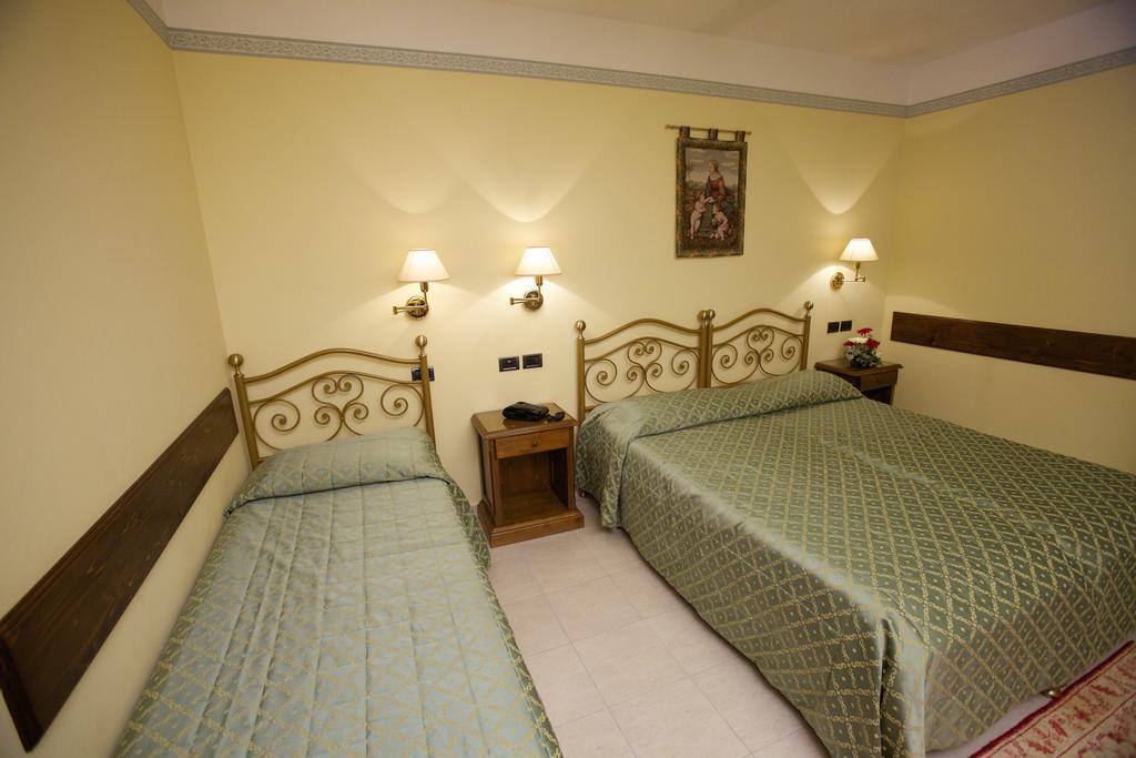 Campiglione Hotel Assis Quarto foto